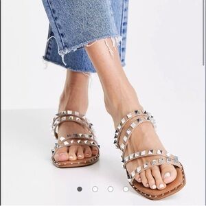 Steve Madden Skyler studded flat sandal in tan 8.5